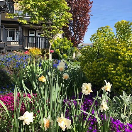 Lovely J Home -Stunning River View Cozy Two Bedroom Private Suite Нью-Вестминстер Экстерьер фото