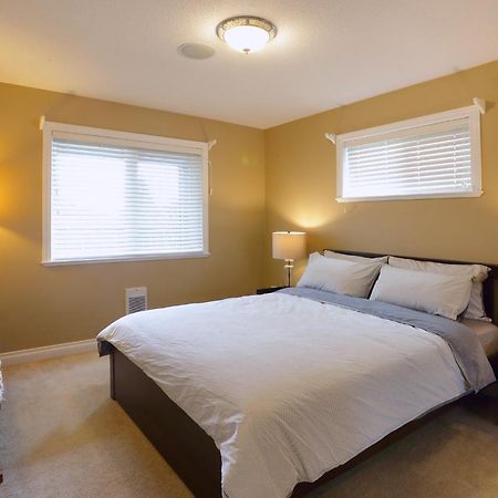 Lovely J Home -Stunning River View Cozy Two Bedroom Private Suite Нью-Вестминстер Экстерьер фото
