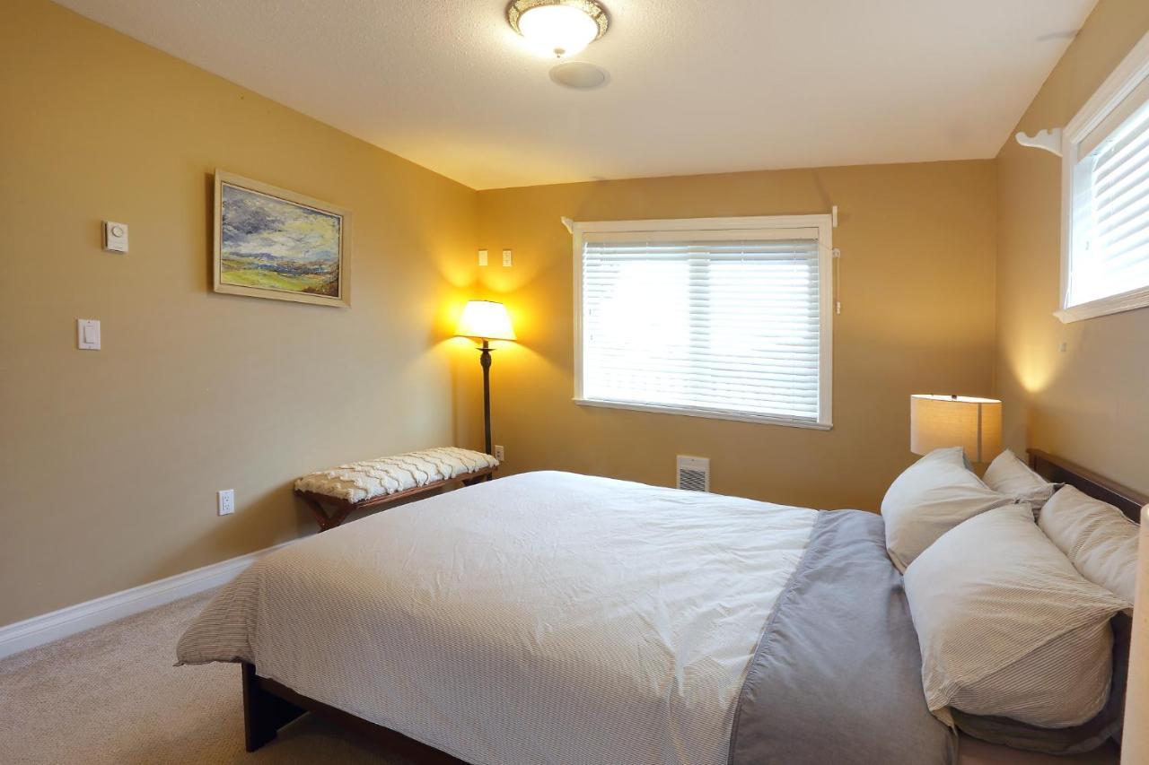 Lovely J Home -Stunning River View Cozy Two Bedroom Private Suite Нью-Вестминстер Экстерьер фото