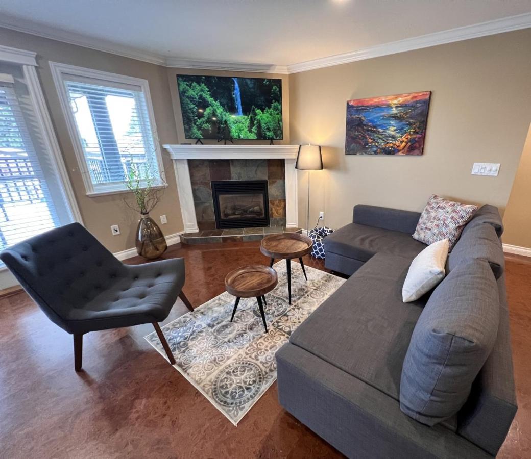 Lovely J Home -Stunning River View Cozy Two Bedroom Private Suite Нью-Вестминстер Экстерьер фото
