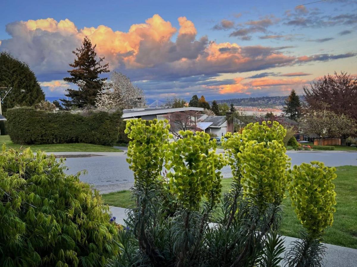 Lovely J Home -Stunning River View Cozy Two Bedroom Private Suite Нью-Вестминстер Экстерьер фото